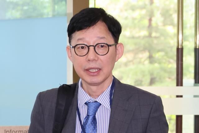 박윤주 신임 외교부 1차관이 지난달 11일 서울 종로구 외교부 청사로 첫 출근을 하고 있다 사진연합뉴스