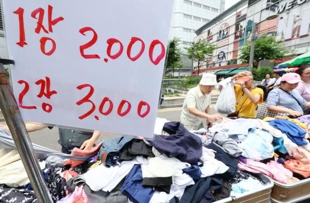 고물가·고금리가 이어지며 내수시장이 계속해서 어려움을 겪고 있는 서울 동대문 평화상가 앞 일대에서 열린 동대문 일요시장을 찾은 시민들이 저렴한 제품들을 살펴보고 있다 사진연합뉴스