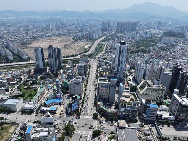 더현대광주 교통문제 개선 조건부 승인 광주연합뉴스 조남수 기자 광주 북구가 지역 첫 복합쇼핑몰인 더현대광주의 건축을 교통문제 개선을 조건부로 최종 승인했다 사진은 18일 더현대광주가 들어설 옛 전남ㆍ일신방직 터 인근의 서구 광천사거리 모습 2025618 iso64ynacokr2025-06-18 135528 저작권자 ⓒ ㈜연합뉴스 무단 전재 재배포 금지 AI 학습 및 활용 금지저작권자 ⓒ ㈜연합뉴스 무단 전재 재배포 금지 AI 학습 및 활용 금지