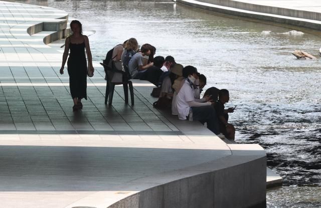 지난 8일 서울 중구 청계천 모전교 아래 그늘에서 시민들이 휴식을 취하고 있다 사진연합뉴스