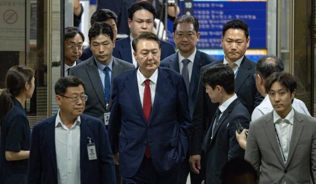 윤석열 전 대통령이 9일 서울 서초구 서울중앙지법에서 열린 구속 전 피의자 심문영장실질심사이 끝난 뒤 법원을 떠나고 있다 사진공동취재단