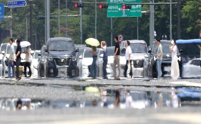 8일 폭염 경보가 발효 중인 서울 여의도 여의대로에 아지랑이가 피어오르고 있다 사진연합뉴스