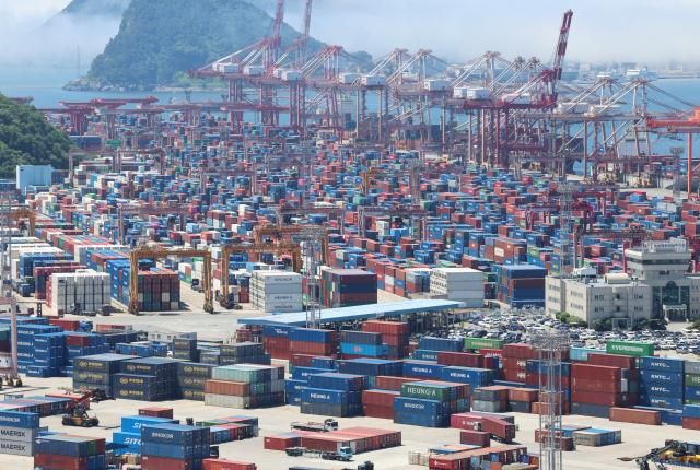 부산항 신선대부두에 컨테이너가 가득 쌓여 있는 모습 사진연합뉴스