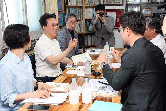 김민석 국무총리가 9일 대전시 동구 쪽방 상담소를 방문 쪽방촌 현황과 여름철 폭염 대비와 관련한 얘기를 나누고 있다 사진연합뉴스