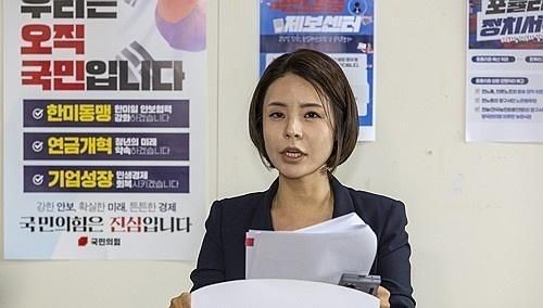 국민의힘 당대표 및 최고위원 선출 선거관리위원회 함인경 대변인이 1일 국회에서 당 선관위 회의를 마친 뒤 예비 경선 진출자를 발표하고 있다 사진연합뉴스