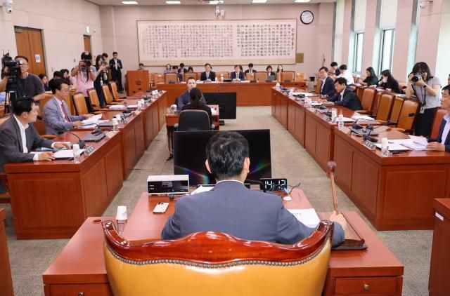 25일 서울 여의도 국회에서 열린 법제사법위원회 법안심사제1소위원회에서 김용민 소위원장이 의사봉을 두드리고 있다사진연합뉴스