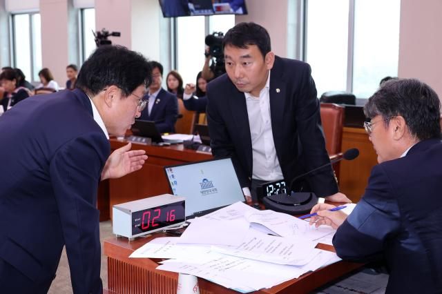 1일 서울 여의도 국회에서 방송 3법 노란봉투법 상법 등 을 심의 의결하기 위해 열린 법제사법위원회 전체회의에서 국민의힘 간사 박형수 의원 이춘석 위원장 더불어민주당 김용민 간사가 대화하고 있다 사진연합뉴스