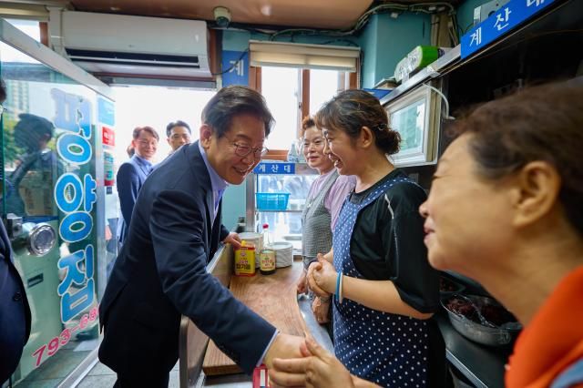 이재명 대통령이 지난달 31일 서울 용산 대통령실 인근 식당에서 참모진과 점심 식사 후 직원들과 인사하고 있다 사진대통령실