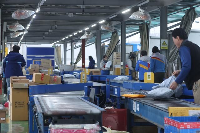 1월 5일 오전 인천 계양구 서운동 CJ대한통운택배 강서B터미널에서 직원들이 배송 품목을 분류하고 있다사진연합뉴스