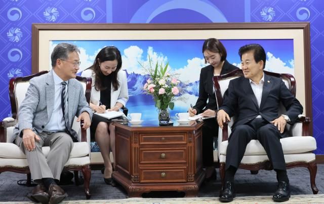 정동영 통일부 장관이 1일 서울 종로구 정부서울청사에서 조셉 윤 주한미국대사대리를 접견하고 있다 사진연합뉴스