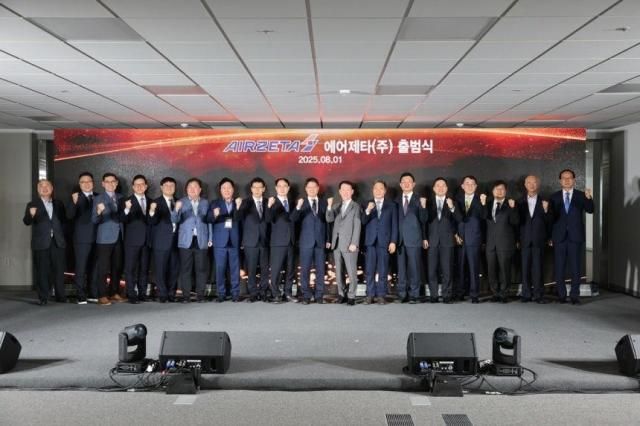 1일 오후 서울 강서구 에어제타 마곡사무소에서 진행된 에어제타 출범식에서 김관식 에어제타 대표왼쪽 열 번째와 주주사인 소시어스의 이병국 대표왼쪽 열한 번째가 국토교통부 항공·물류 업계 관계자 투자사와 협력사 임직원과 함께 기념사진을 촬영하고 있다 사진에어제타