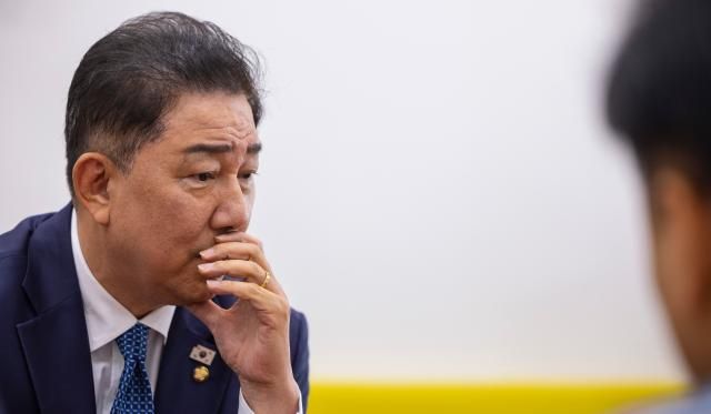 더불어민주당 김병기 당 대표 권한대행 및 원내대표가 지난 31일 국회에서 연합뉴스와 가진 인터뷰 도중 생각에 잠겨 있다 사진연합뉴스