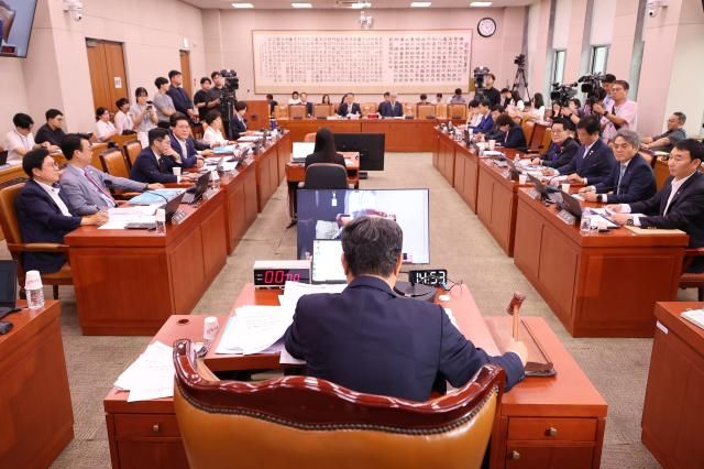 1일 서울 여의도 국회에서 열린 법제사법위원회 전체회의에서 상법 일부개정법률안이 통과되고 있다 사진연합뉴스