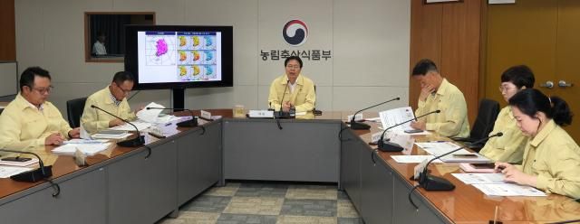 강형석 농림축산식품부 차관이 1일 정부세종청사 농식품부 농업재해대책상황실에서 폭염대응 추진상황 점검회의를 주재하고 있다사진연합뉴스