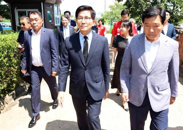 국민의힘 당대표 선거에 출마한 김문수 전 고용노동부 장관이 1일 경북 구미시의 박정희 전 대통령 생가를 방문하고 있다 사진연합뉴스