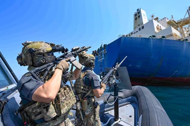 1일 경남 거제시 인근 해역에서 열린 청해부대 46진 해적대응 민관군 합동훈련에서 해군 특수전대원으로 구성된 검문검색대 대원들이 고속단정에 탑승해 피랍 상선을 모사한 우리 선박으로 접근하고 있다 사진해군