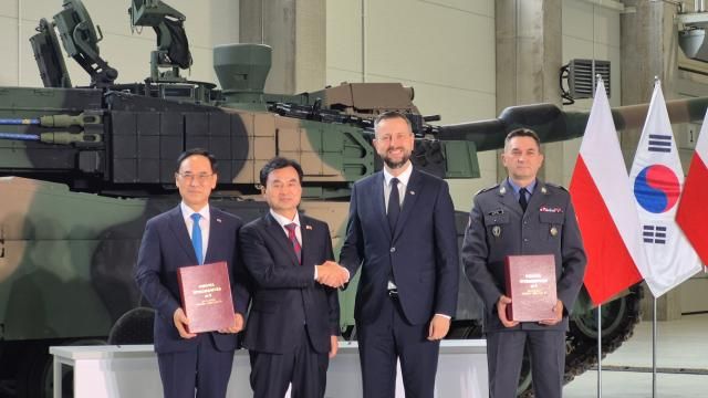 안규백 국방부 장관이 1일 폴란드 글리비체에서 열린 K2 전차 2차 이행계약 서명식에서 주요 참석자들과 기념촬영을 하고 있다 왼쪽부터 이용배 현대로템 사장 안규백 장관 브와디스와프 코시니악-카미슈 폴란드 부총리 겸 국방부 장관 아르투르 쿱텔 폴란드 군비청장 사진국방부