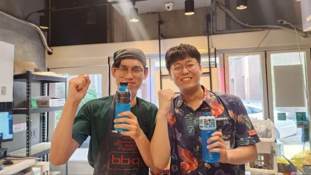 BBQ는 지난 9일 말복을 맞아 패밀리가맹점주들을 방문하고 시원한 수박과 음료수 등을 전달하며 따뜻한 마음을 전했다 사진제너시스BBQ그룹