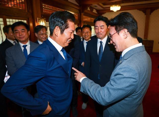 김민석 국무총리가 10일 서울 종로구 삼청동 총리공관에서 열린 고위당정협의회에서 정청래 더불어민주당 대표와 대화하고 있다 사진연합뉴스