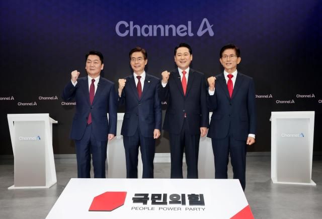 10일 서울 광화문 채널A스튜디오에서 국민의힘 8·22 전당대회 첫 방송토론회에 앞서 안철수왼쪽부터 조경태 장동혁 김문수 후보가 기념촬영을 하고 있다 사진연합뉴스