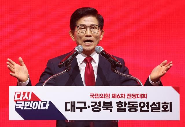 김문수 국민의힘 당대표 후보가 8일 대구 북구 엑스코에서 열린 국민의힘 제6차 전당대회 대구·경북 합동연설회에서 정견 발표를 하고 있다 사진연합뉴스