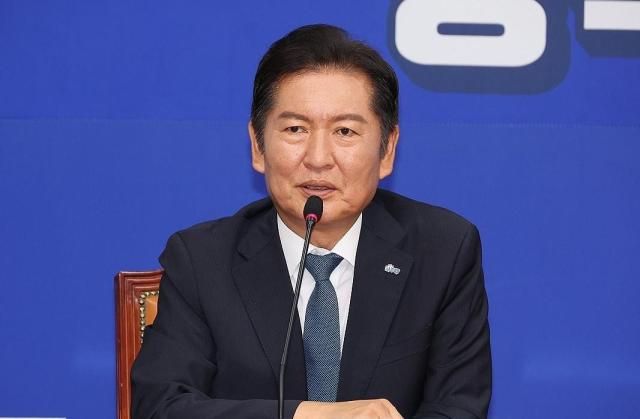 5일 서울 여의도 국회에서 더불어민주당 정청래 대표가 김민석 국무총리와 만나 발언하고 있다 사진연합뉴스