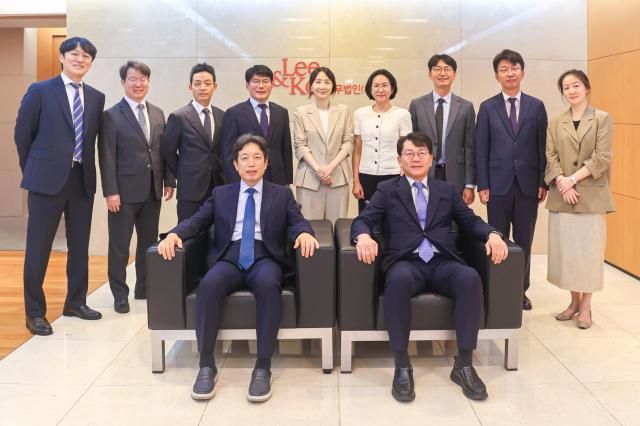 뒷줄 왼쪽부터 시계방향손경민 변호사 조대근 김삼수 전문위원 김정삼 고문 강민채 채성희 김태주 고환경 차현정 변호사 진성철 장석영 고문 사진법무법인 광장