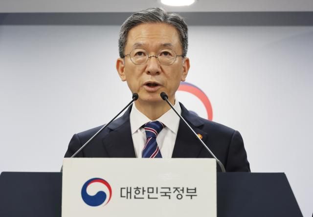 정성호 법무부 장관이 11일 서울 종로구 정부서울청사에서 815 광복절 특별사면 명단을 발표하고 있다사진연합뉴스