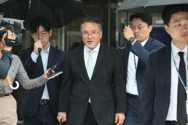 주가조작 의혹으로 김건희 여사 관련 의혹을 수사하는 민중기 특별검사팀의 조사를 받은 이일준 삼부토건 회장이 17일 서울중앙지법에서 구속 전 피의자 심문영장실질심사을 마친 뒤 법정을 나서고 있다 사진연합뉴스 