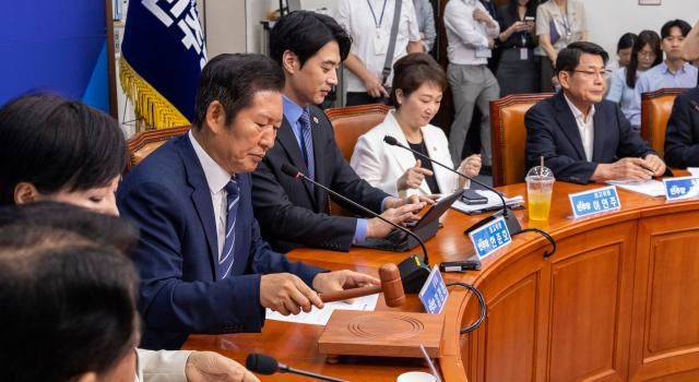 정청래 더불어민주당 대표가 11일 국회에서 열린 최고위원회의를 시작하고 있다 사진연합뉴스