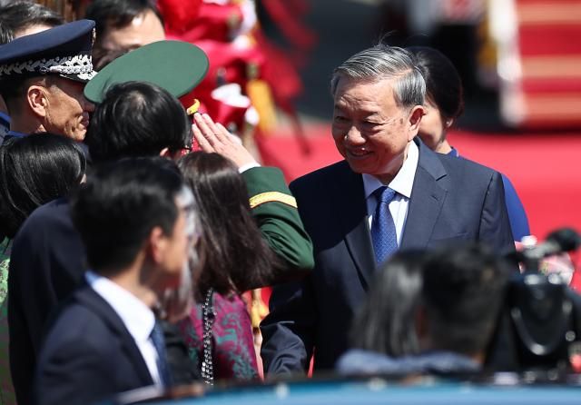 또 럼 베트남 당 서기장 내외가 10일 서울공항에 도착 후 이동하고 있다 이재명 대통령 초청으로 이날 한국을 찾는 또 럼 서기장은 13일까지 나흘간 국빈 방문하면서 11일 정상회담·국빈 만찬 12일 한·베트남 비즈니스 포럼 참석 13일 부산 방문 등 일정을 소화한다사진연합뉴스