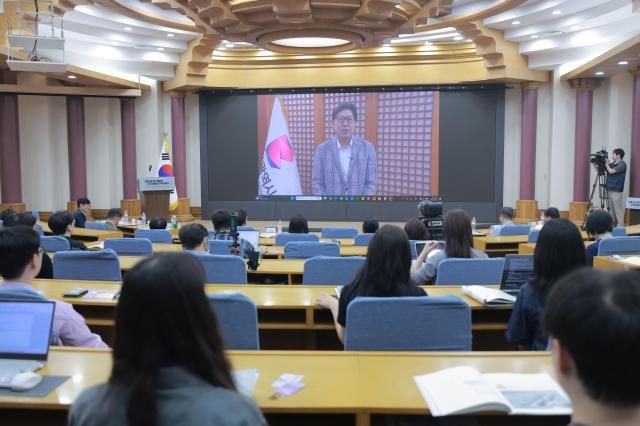 박형준 부산시장이 11일 오전 서울 여의도 국회의원회관에서 열린 지방소멸 위기 대응과 국가균형발전 전략 세미나에서 영상으로 축사를 하고 있다 사진유대길 기자 dbeorlf123ajunewscom