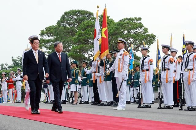 이재명 대통령이 11일 서울 용산 대통령실 청사에서 열린 또 럼 베트남 서기장 국빈 방한 공식 환영식에서 또 럼 서기장과 함께 의장대를 사열하고 있다 사진연합뉴스