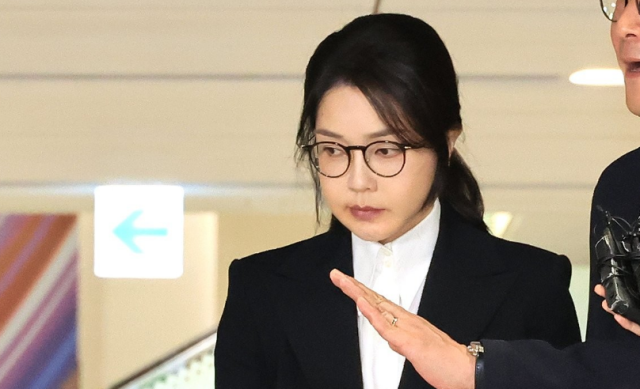 김건희 여사가 지난 6일 서울 종로구 KT광화문빌딩 웨스트에 마련된 민중기 특별검사팀에서 피의자 신분으로 조사를 받고 귀가하고 있다 사진연합뉴스