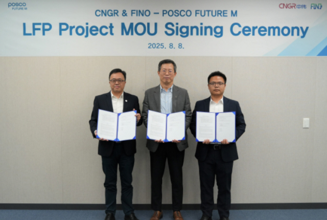 주종완 CNGR 부회장왼쪽부터 윤태일 포스코퓨처엠 에너지소재사업본부장 리빈Li Bin피노 대표가 지난 8일 양극재 사업 추진을 위한 MOU를 체결하고 기념 사진을 찍고 있다 사진포스코퓨처엠 