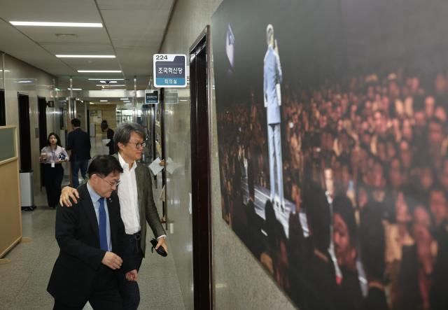 조국혁신당 차규근 최고위원 등이 11일 서울 여의도 국회에서 열린 최고위원회의에 참석하고 있다 사진연합뉴스