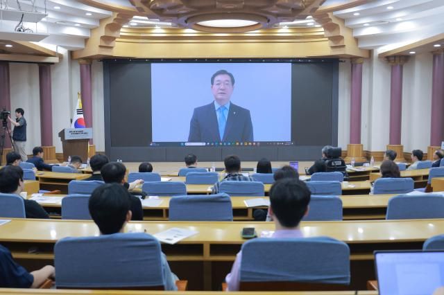 민홍철 더불어민주당 국회의원이 11일 오전 서울 여의도 국회의원회관에서 열린 지방소멸 위기 대응과 국가균형발전 전략 세미나에서 영상으로 축사를 하고 있다 사진유대길 기자 dbeorlf123ajunewscom