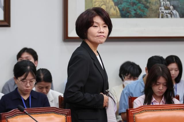 한정애 더불어민주당 정책위의장이 지난 4일 서울 여의도 국회에서 열린 최고위원회의에 참석하고 있다 사진연합뉴스