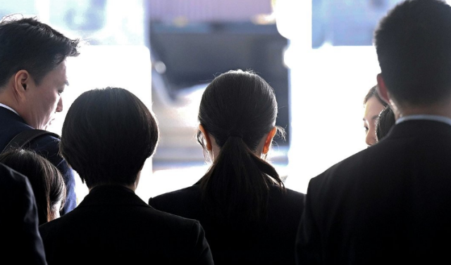 윤석열 전 대통령 부인 김건희 여사가 12일 구속 전 피의자 심문영장실질심사을 마친 뒤 서울 서초구 서울중앙지법 청사를 나서고 있다 사진연합뉴스