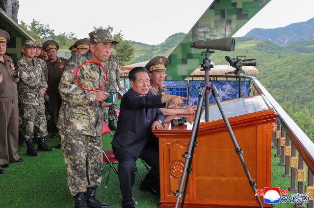 조선중앙통신이 12일 조선인민군 대연합부대관하 전술적 포병구분대들의 사격훈련경기가 전날 진행됐다고 보도했다 이날 통신이 발행한 사진에 따르면 유창선붉은 원이 총참모부 포병국 국장 유창선이란 명찰과 소장별 1개 계급장을 달고 이번 훈련에 참관 했다 북한은 지난 5월 당 중앙군사위 확대회의를 열고 포병국장 등 군 주요 간부를 새로 임명했다고 보도했으나 명단은 밝히지 않았다 사진연합뉴스