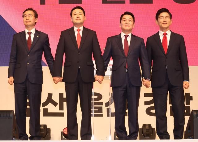 12일 오후 부산 해운대구 벡스코에서 열린 국민의힘 부울경 합동연설회에서 당대표 후보들이 손을 맞잡고 있다 왼쪽부터 조경태 장동혁 안철수 김문수 후보 사진연합뉴스