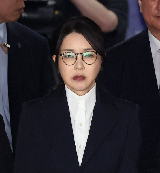 윤석열 전 대통령 부인 김건희 여사가 12일 구속 전 피의자 심문영장실질심사을 마친 뒤 서울 서초구 서울중앙지법 청사를 나서고 있다 사진연합뉴스