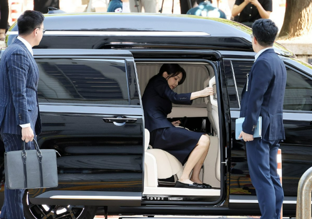 김건희 여사가 12일 오전 구속 전 피의자 심문영장실질심사을 받기 위해 서울 서초구 서울중앙지법에 도착했다 사진연합뉴스
