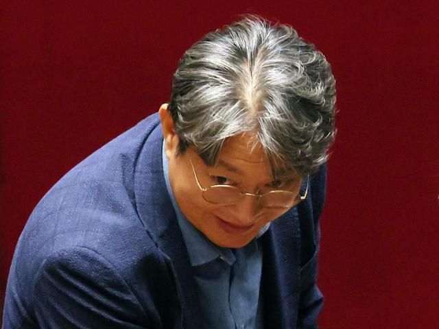 차명 주식거래 의혹을 받는 이춘석 당시 더불어민주당 의원이 5일 국회 본회의에서 방송법 일부개정법률안 관련 필리버스터 종결 동의를 표결하는 투표를 한 뒤 밖으로 나서고 있다 이 의원은 현재 민주당을탈당해 무소속이다 사진연합뉴스