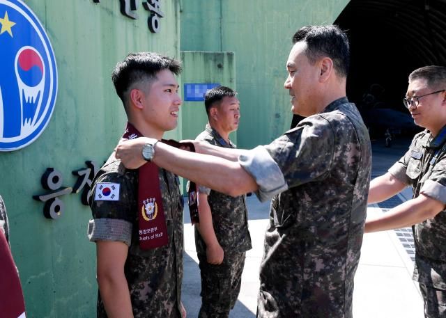 김명수 합참의장이 10전투비행단 대비태세를 점검하며 정비요원을 격려하고 있다사진합참