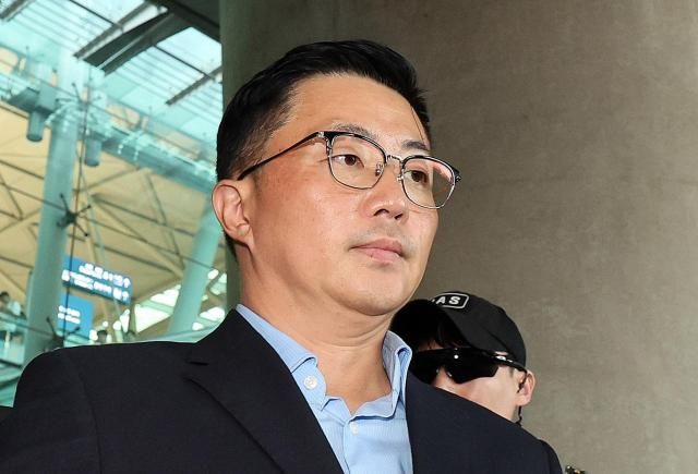 김건희 여사 일가의 집사로 지목된 김예성씨가 12일 인천국제공항 제1여객터미널을 통해 입국한 뒤 민중기 특별검사팀에 체포돼 이동하고 있다 사진연합뉴스