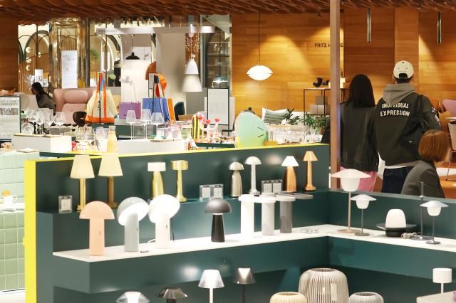 백화점 업계 오늘부터 봄 정기세일 서울연합뉴스 진연수 기자 봄을 맞이한 백화점 3사가 이번 주 일제히 올해 첫 정기세일에 들어간다 롯데백화점은 다음 달 13일까지 모든 점포에서 480여 개 브랜드 상품을 최대 50 할인판매하는 스프링 세일을 한다고 밝혔다 신세계백화점과 현대백화점도 같은 기간 신백멤버스페스타와 더 세일을 진행해 다양한 상품을 할인판매한다 28일 서울 중구 롯데백화점 본점에서 시민들이 쇼핑하고 있다 2025328 jin90ynacokr2025-03-28 140310 저작권자 ⓒ ㈜연합뉴스 무단 전재 재배포 금지 AI 학습 및 활용 금지저작권자 ⓒ ㈜연합뉴스 무단 전재 재배포 금지 AI 학습 및 활용 금지