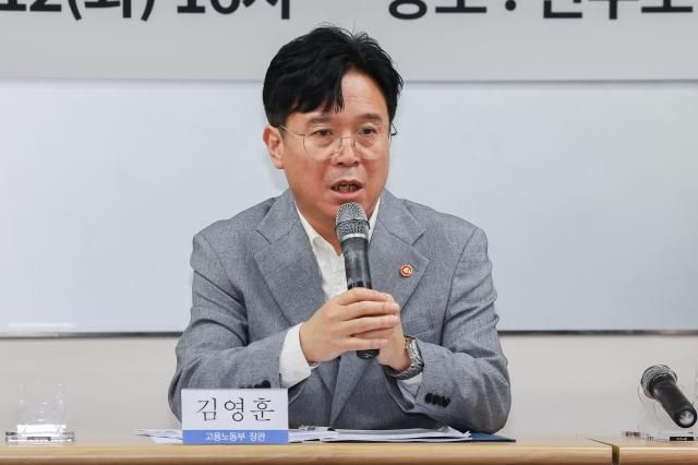 김영훈 고용노동부 장관이 12일 서울 중구 전국민주노동조합총연맹민주노총에서 열린 간담회에서 발언하고 있다 사진연합뉴스