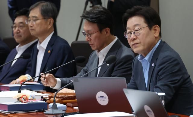 이재명 대통령이 12일 서울 용산 대통령실에서 국무회의를 하고 있다 사진연합뉴스