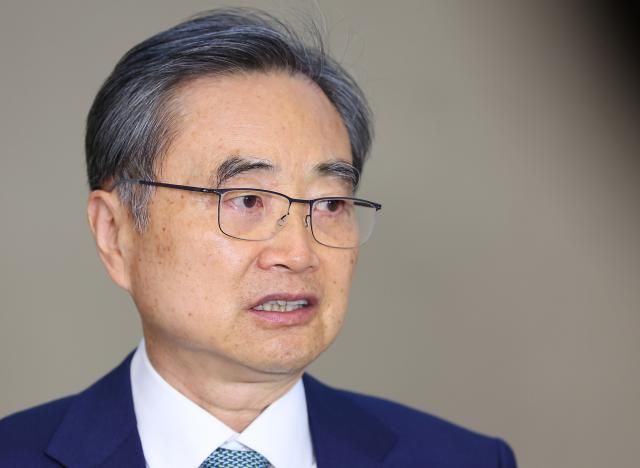 지난 3일 취임 후 첫 한·일 외교장관 회담과 한·미 외교장관 회담을 마친 조현 외교부 장관이 인천국제공항 제2여객터미널을 통해 귀국해 취재진 질문에 답하고 있다 사진연합뉴스